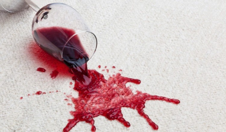 Πώς θα εξαφανίσετε τους παλιούς λεκέδες από κρασί