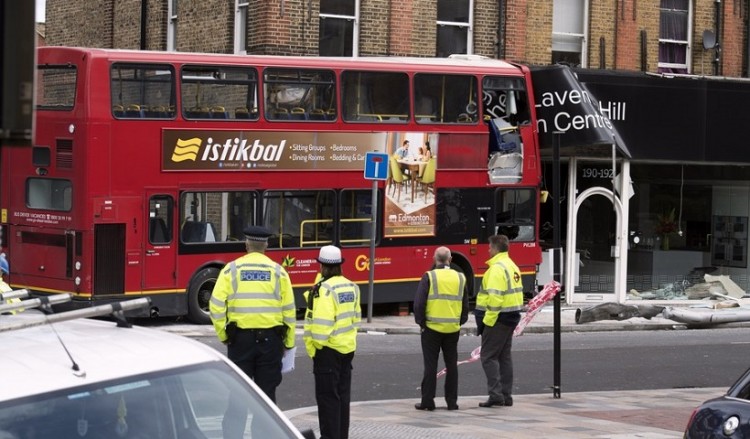 Λεωφορείο έπεσε σε κατάστημα στο Λονδίνο – Συγκλονιστικό οπτικό υλικό (βίντεο-φωτο)