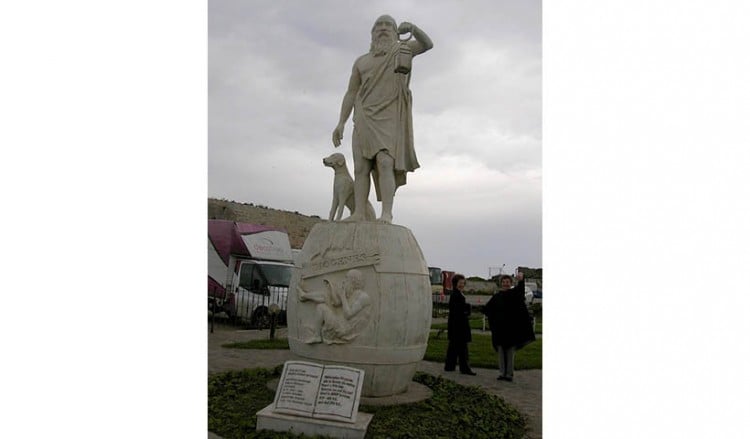 Νέος εχθρός – Οι Τούρκοι άνοιξαν πόλεμο στο άγαλμα του Διογένη στη Σινώπη