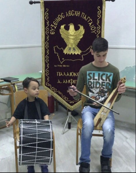 Ο μικρός Γιάννης Κοχλιαρίδης τραγουδά το συγκινητικό «Την πατρίδα μ' έχασα» (βίντεο)