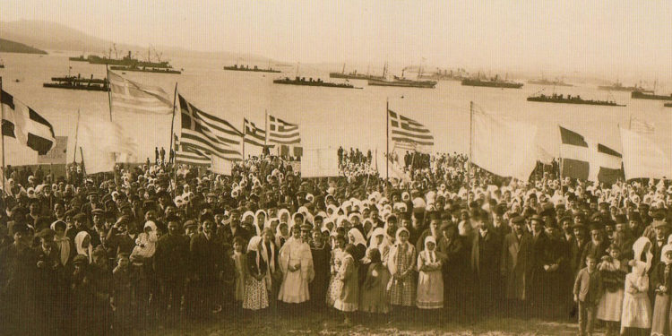Οι κάτοικοι της Λήμνου γιορτάζουν την απελευθέρωση του νησιού από τον oθωμανικό ζυγό, στην παραλία του Μούδρου (φωτ.: Etienne Labranche, 1912)