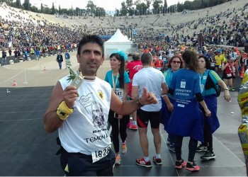 Ο Γιώργος Ζαχαριάδης έτρεξε στον 35ο Μαραθώνιο της Αθήνας για τον Γιάννη Βασίλη Γιαϊλαλί