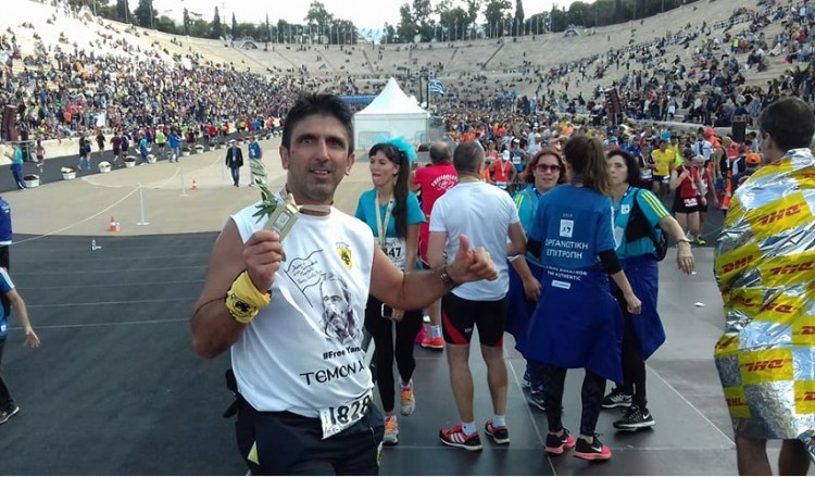 Ο Γιώργος Ζαχαριάδης έτρεξε στον 35ο Μαραθώνιο της Αθήνας για τον Γιάννη Βασίλη Γιαϊλαλί