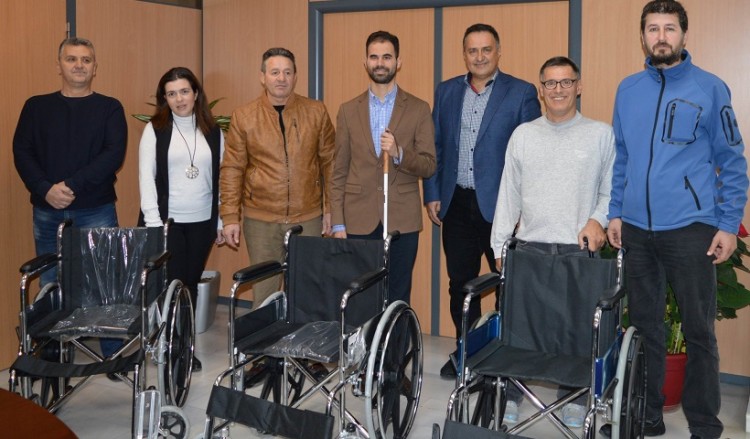 Τρία αναπηρικά αμαξίδια δώρισε ο Δήμος Αχαρνών από καπάκια που μαζεύουν μαθητές