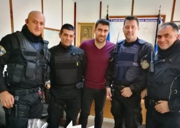 Ο Σωκράτης Παπασταθόπουλος δώρισε αλεξίσφαιρα γιλέκα στην Αστυνομία (φωτο)