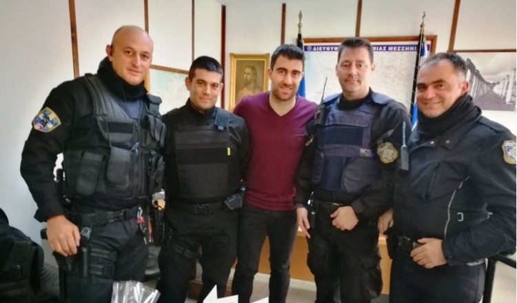 Ο Σωκράτης Παπασταθόπουλος δώρισε αλεξίσφαιρα γιλέκα στην Αστυνομία (φωτο)