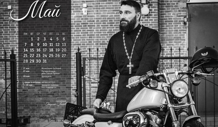 Ρωσία: Ημερολόγιο με… μηχανόβιους ιερείς (φωτο)