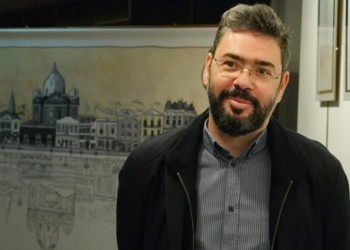 Ο Soloúp εδώ και τρία χρόνια μιλάει για το Αϊβαλί μέσα από τα σκίτσα του