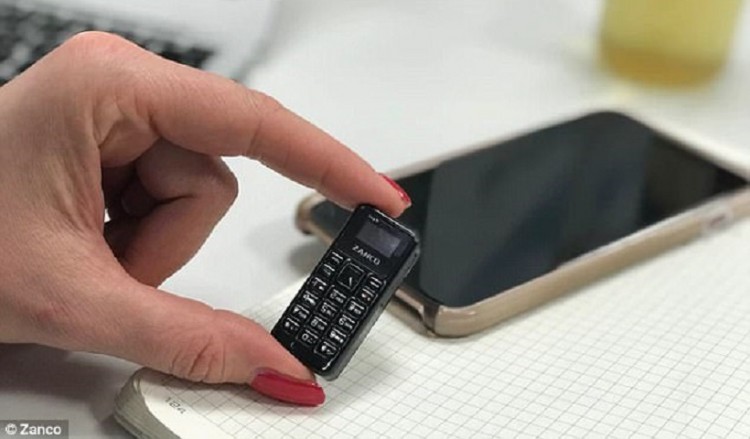 Το μικρότερο κινητό στον κόσμο έχει μέγεθος αντίχειρα!