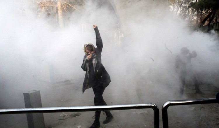 Συνεχίζονται οι αιματηρές ταραχές στο Ιράν – Έκκληση της Άγκυρας να αποφευχθεί η βία