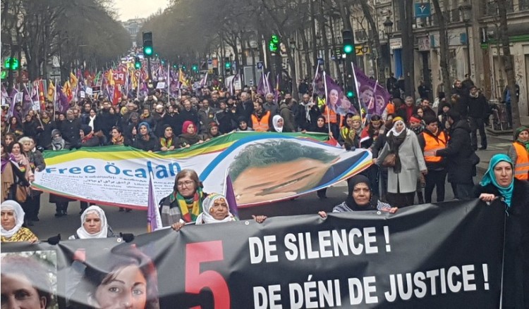 Παρίσι: Χιλιάδες Κούρδοι διαδήλωσαν για τις ακτιβίστριες που δολοφονήθηκαν πριν από 5 χρόνια
