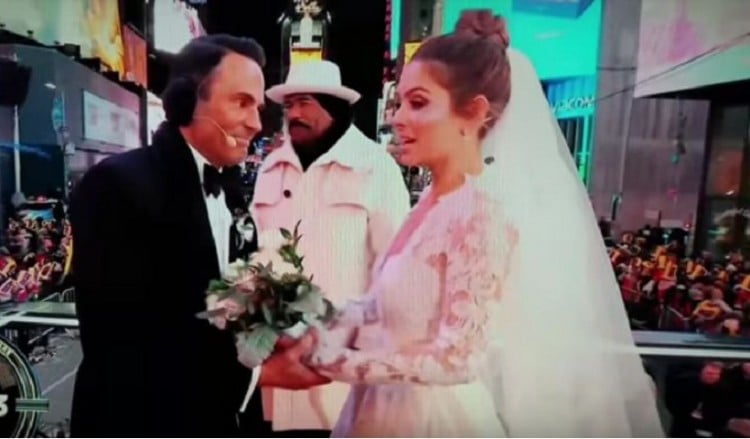 Μαρία Μενούνος: Γάμος-έκπληξη στον τηλεοπτικό αέρα από την Times Square (βίντεο)