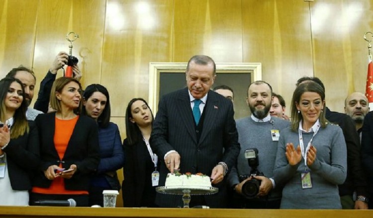 Τούρτα στον Ερντογάν για τα γενέθλιά του από δημοσιογράφους (βίντεο)