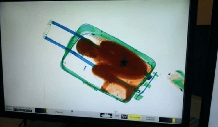 Ισπανία: Πρόστιμο 92 ευρώ στον μετανάστη που είχε το παιδί του κρυμμένο σε βαλίτσα