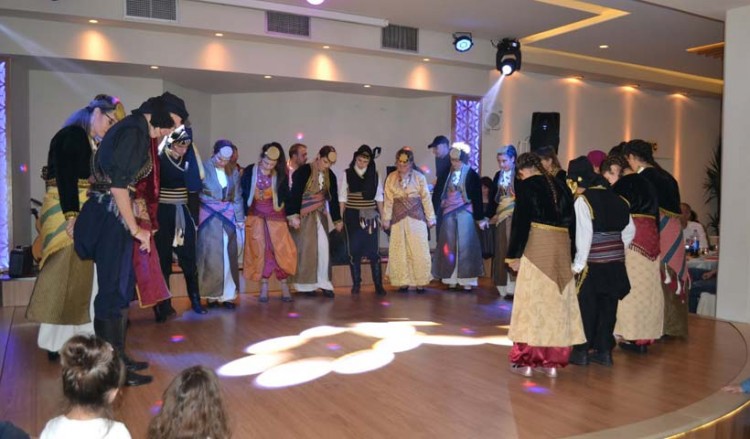 Ποντιακή και κρητική λύρα έβαλαν άψιμον στο χορό της «Ρωμανίας» Χανίων