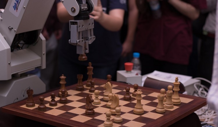 Cronus: Ένας… ρομποτικός βραχίονας που παίζει σκάκι (φωτο, βίντεο)