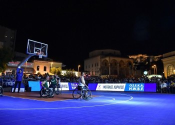 1st Midnight 3on3 Streetball στο Μοναστηράκι: Το μπάσκετ με αμαξίδιο πάει παντού! (βίντεο)