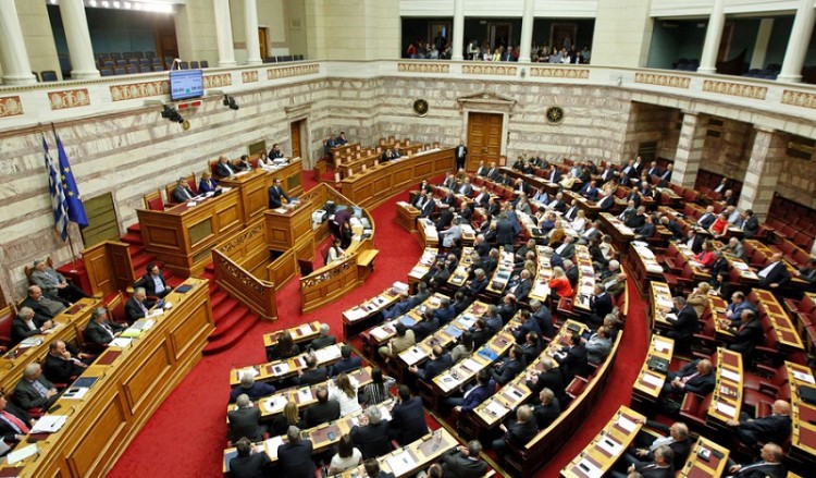 Ψηφίστηκε η τροπολογία που καταργεί το ασυμβίβαστο για τους βουλευτές, υποψήφιους στις ευρωεκλογές