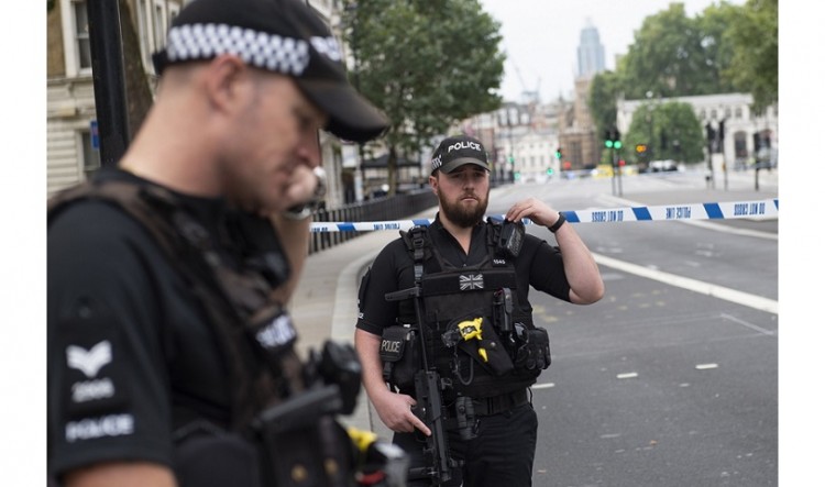 Τρομοκρατική επίθεση η πτώση του αυτοκινήτου στο Κοινοβούλιο της Βρετανίας (βίντεο)
