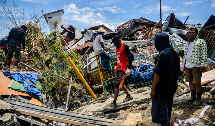 Ινδονησία: Σχεδόν 2.000 οι νεκροί από το σεισμό και το τσουνάμι