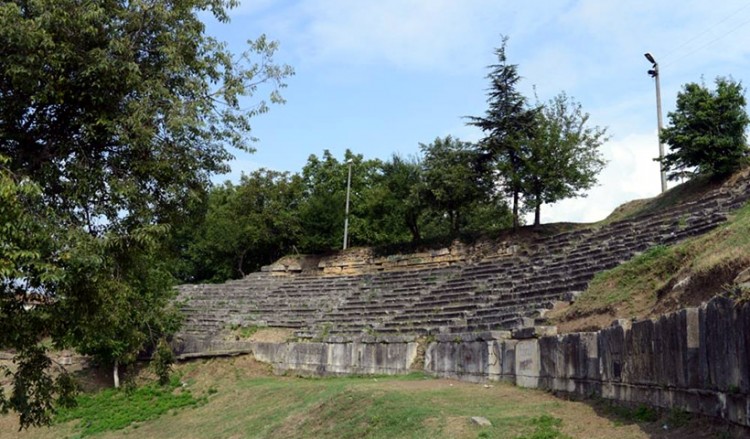 Αναδεικνύεται το αρχαίο θέατρο της Προυσιάδας στον Πόντο (φωτο)