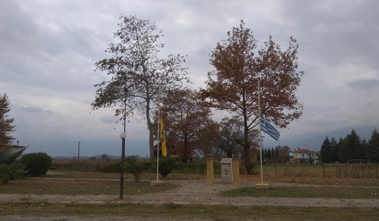 Και στο Ριζοχώρι μεσίστιες οι σημαίες ως ένδειξη πένθους για τον Κωνσταντίνο Κατσίφα