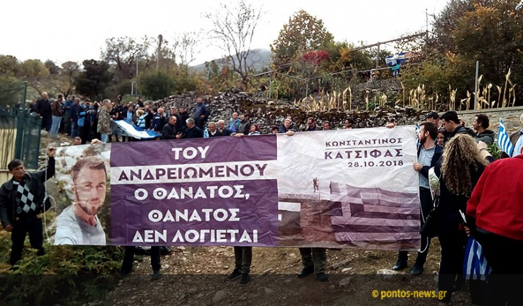 Ράγισαν καρδιές στην κηδεία του Κωνσταντίνου Κατσίφα – Γέμισαν ελληνικές σημαίες οι Βουλιαράτες (βίντεο)