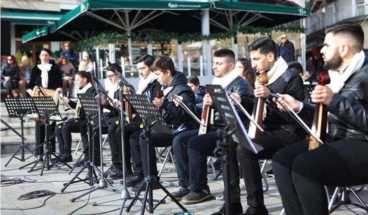 Ποντιακά κάλαντα και τραγούδια «πλημμύρισαν» την κεντρική πλατεία Κοζάνης (φωτο, βίντεο)