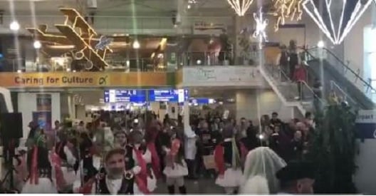 Οι Μωμόγεροι της Κοζάνης guest stars στο αεροδρόμιο «Ελ. Βενιζέλος»! (βίντεο)
