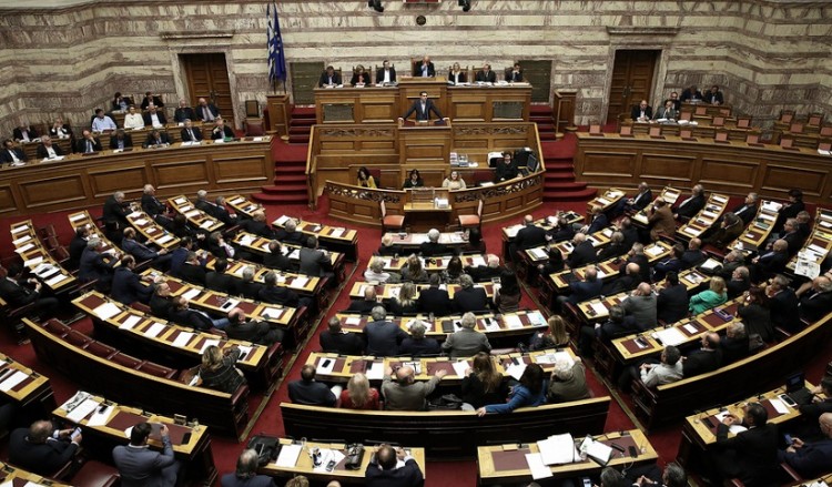 Βουλή: Κατατέθηκε η τροπολογία που ακυρώνει τη μείωση του αφορολόγητου