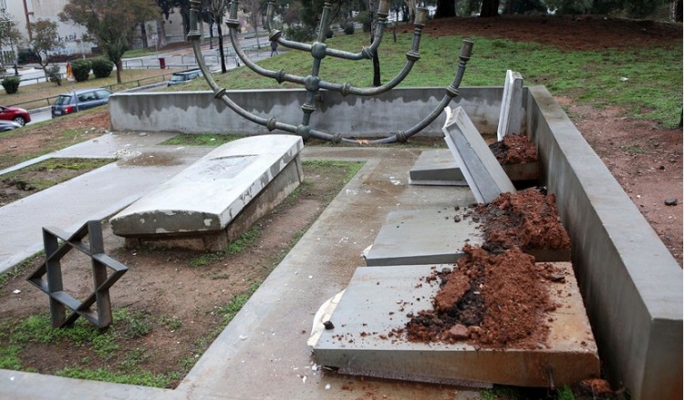 Ο Σύλλογος Ποντίων Φοιτητών Θεσσαλονίκης καταδικάζει το βανδαλισμό του εβραϊκού νεκροταφείου στο ΑΠΘ