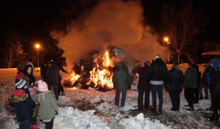 Σεβαστή Πιερίας: Πόντιοι άναψαν φωτιά στα χιόνια καλωσορίζοντας το νέο έτος (φωτο)