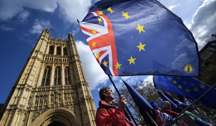 Brexit: Οι βουλευτές στη Βρετανία ψήφισαν υπέρ της αναβολής και μιας νέας ψηφοφορίας