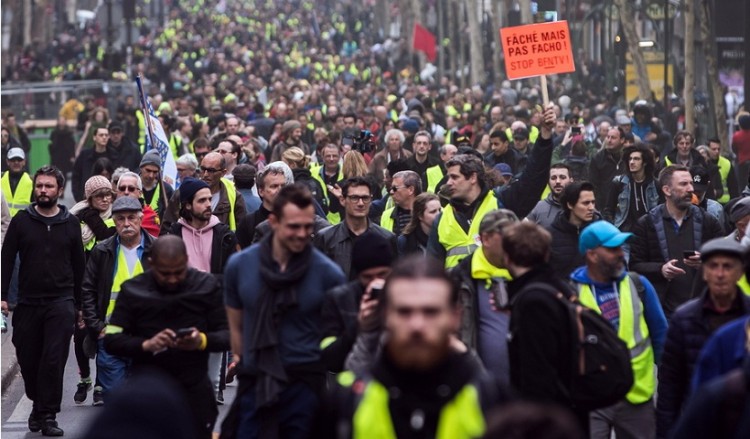 Πάνω από 40.000 διαδηλωτές των «κίτρινων γιλέκων» στις κινητοποιήσεις στη Γαλλία