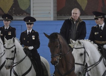 Πούτιν: Ιππασία με γυναίκες αστυνομικούς για την Παγκόσμια Ημέρα της Γυναίκας (βίντεο)