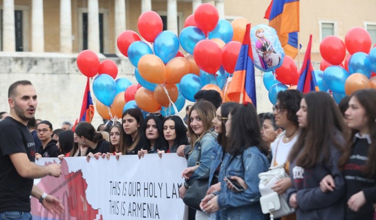 104 χρόνια από τη Γενοκτονία των Αρμενίων: Πορεία από την Αρμενική Κοινότητα Ελλάδας στο κέντρο της Αθήνας (βίντεο)