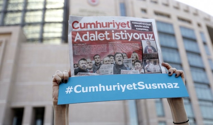 Τουρκία: Έξι στελέχη της Cumhuriyet επέστρεψαν στη φυλακή έπειτα από νέα δίκη