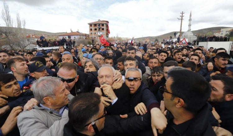 Τουρκία: Ο αρχηγός της αντιπολίτευσης δέχθηκε επίθεση από πλήθος στην Άγκυρα