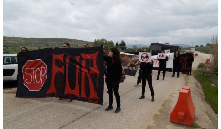 Καστοριά: Διαμαρτυρία φιλοζωικής οργάνωσης έξω από το Εκθεσιακό Κέντρο Γούνας (βίντεο)