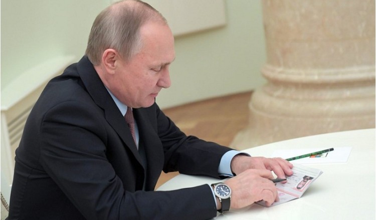 Ο Πούτιν υπέγραψε νόμο για ρωσικά διαβατήρια σε Ουκρανούς πολίτες