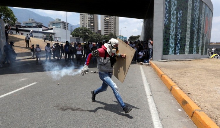 Βενεζουέλα: Ο Γκουαϊδό καλεί σε απεργία, ο Μαδούρο θα τιμωρήσει τους προδότες