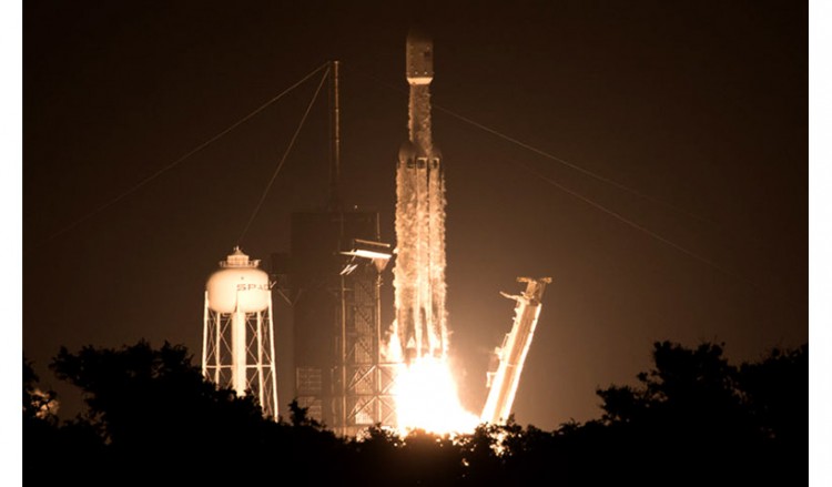 Εκτοξεύθηκε ο μεγάλος πύραυλος Falcon Heavy της SpaceX
