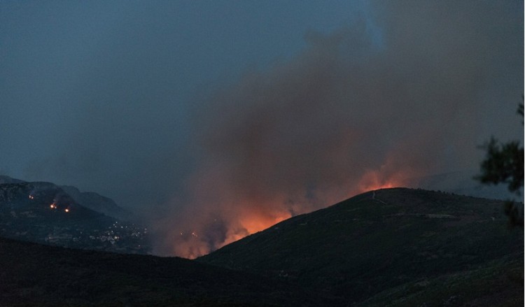 Φωτιά Εύβοια: Μάχη των πυροσβεστών με τις φλόγες για δεύτερη νύχτα
