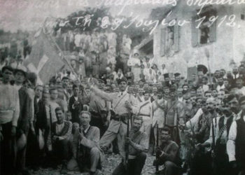 Οι εξεγερμένοι Ικάριοι με τη βαθυγάλανη σημαία τους με τον λευκό σταυρό στη μέση (πηγή: sitalkisking.blogspot.com)