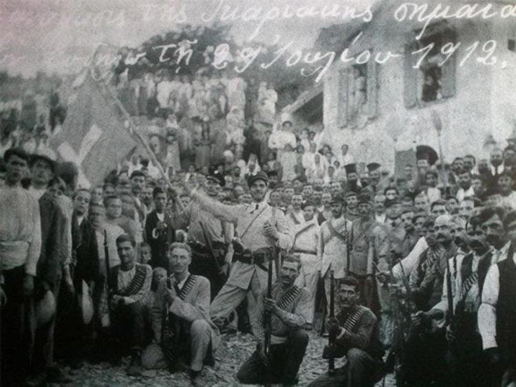 Οι εξεγερμένοι Ικάριοι με τη βαθυγάλανη σημαία τους με τον λευκό σταυρό στη μέση (πηγή: sitalkisking.blogspot.com)