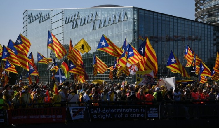 Πανηγυρική συνεδρίαση του Ευρωκοινοβουλίου με καταλανική διαδήλωση και βρετανικό σόου