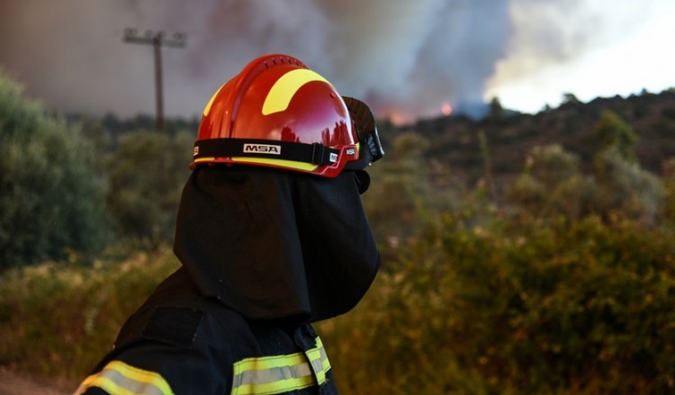 Μεγάλη φωτιά στα Καλύβια – Μήνυμα από το 112 για εκκένωση και της Αναβύσσου
