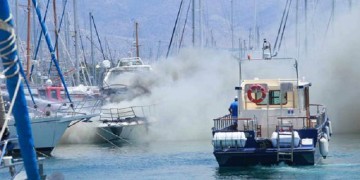 Πυρκαγιά σε σκάφος στη Γλυφάδα