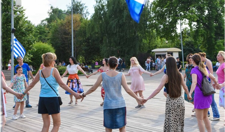 Μόσχα: Μαθήματα ελληνικών χορών στο ιστορικό πάρκο Γκόρκι