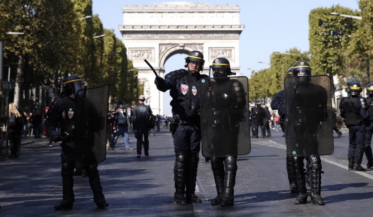 Γαλλία: Τα «Κίτρινα Γιλέκα» διαδήλωσαν στο Παρίσι – Έπεσαν δακρυγόνα (βίντεο)